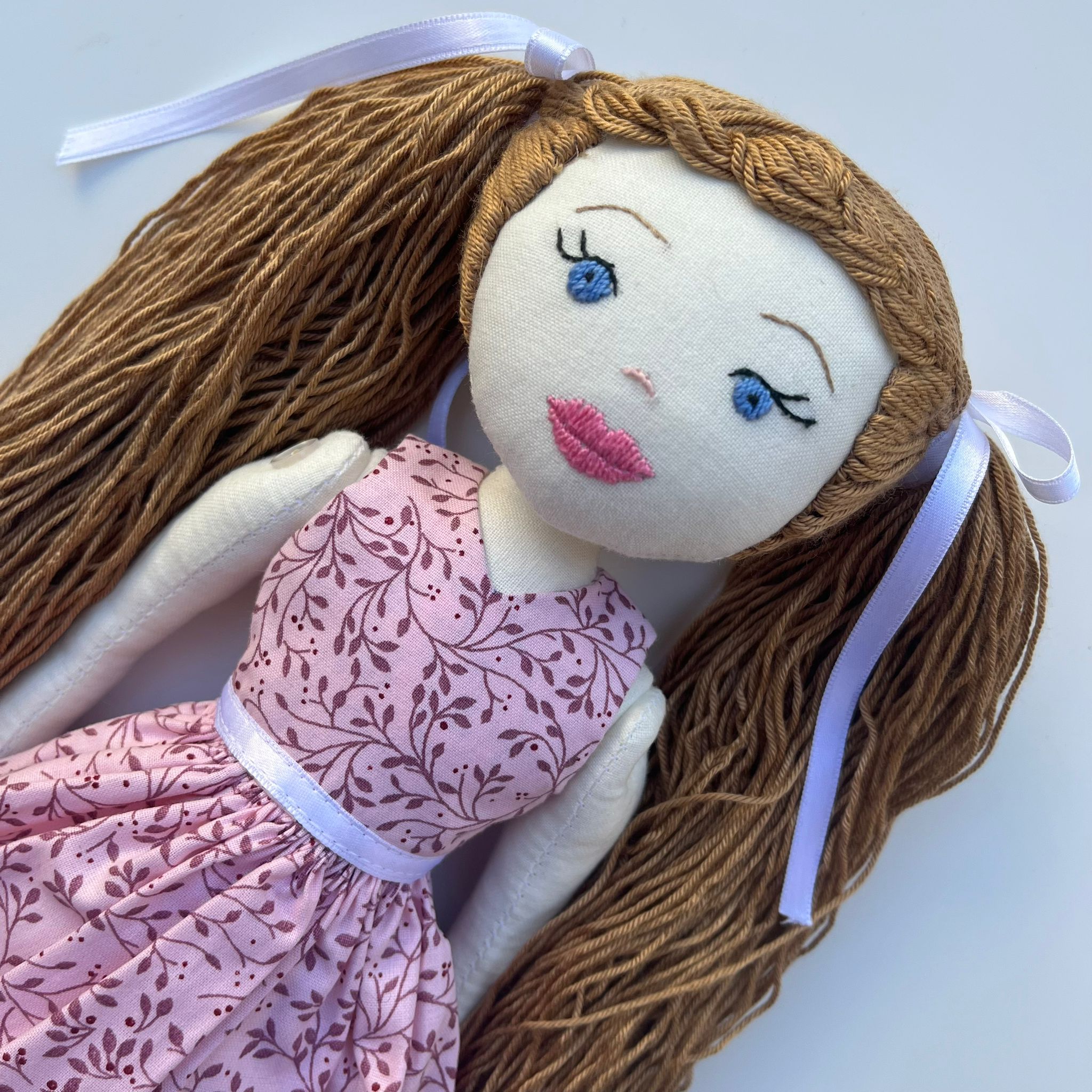 Öltöztethető textil baba - barna