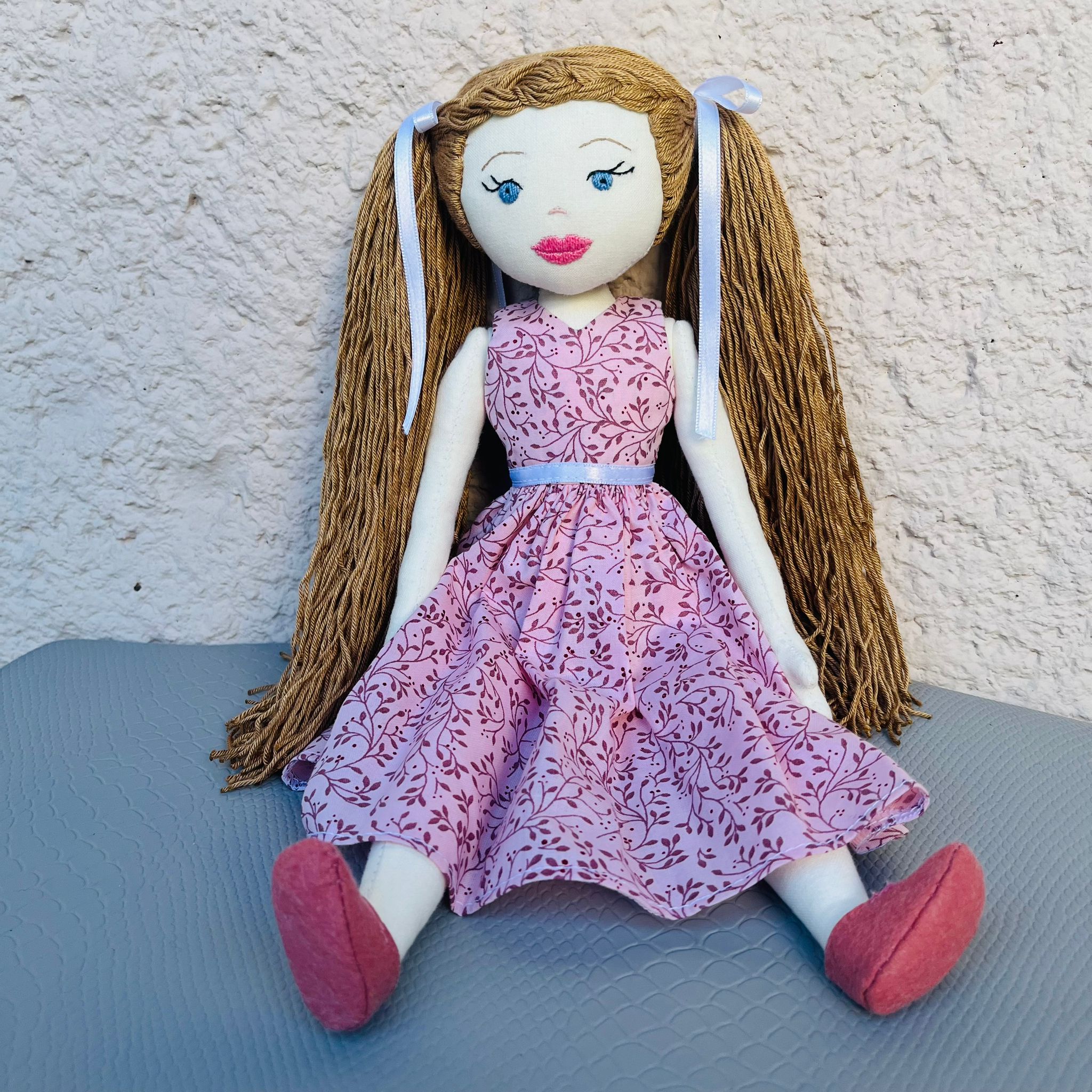 Öltöztethető textil baba - barna - Image 3