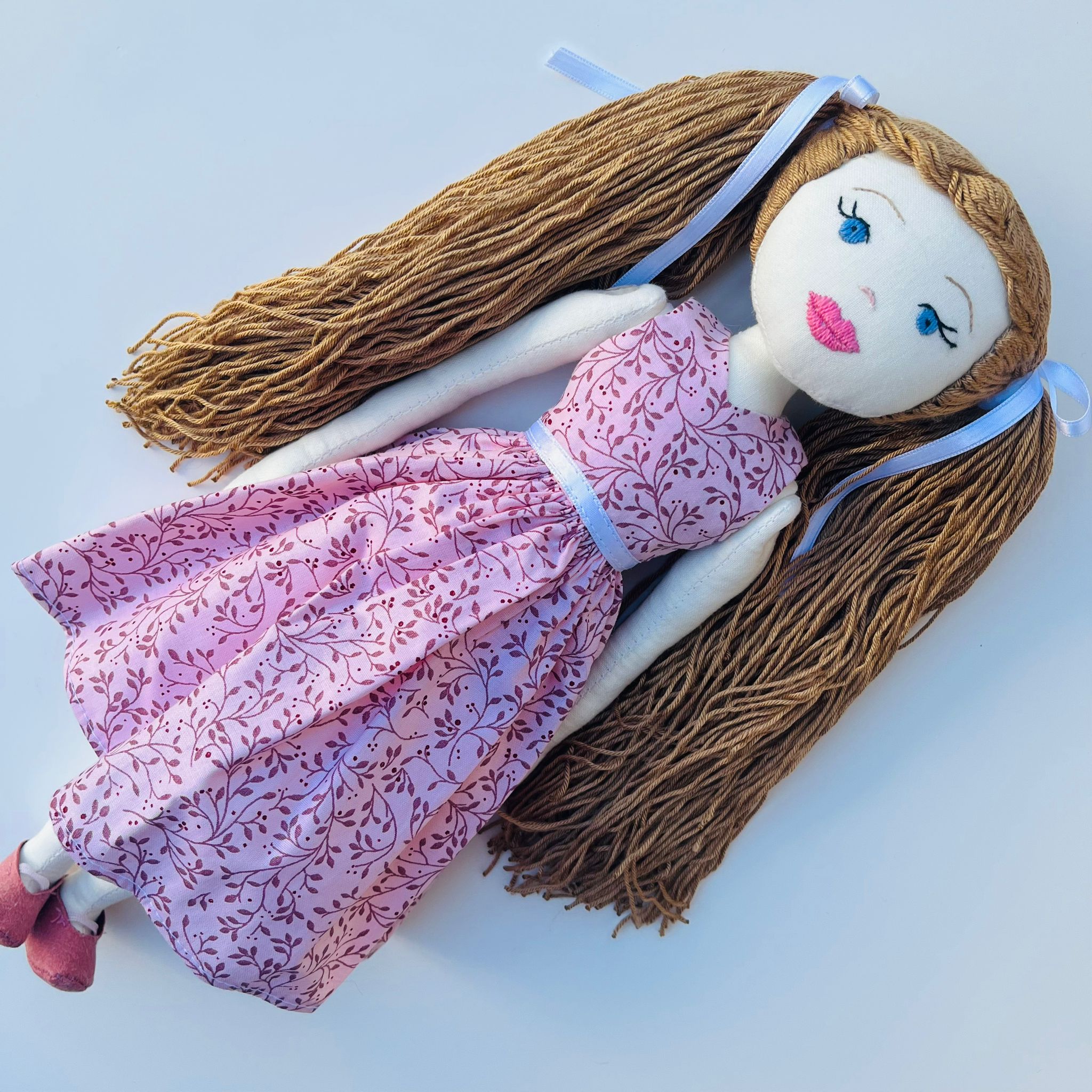 Öltöztethető textil baba - barna - Image 2